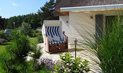 Entspannen Sie in unserem Strandkorb inmitten unseres schönen Gartens