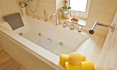 Villa See-Eck FeWo 1.OG - Badezimmer mit Whirlpool