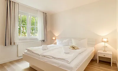 Das größere Schlafzimmer mit Doppelbett ... 