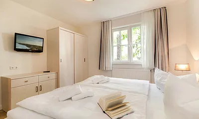 ... Fenster mit Außenrolladen (elektrisch bedienbar), Kleiderschrank und TV.