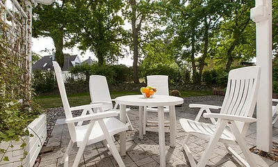 Zudem steht Ihnen von Mai bis September ein Strandkorb am Strand kostenfrei zur Verfügung.