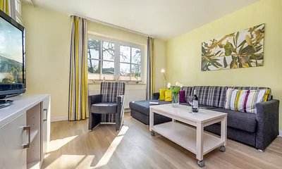 Das schöne Wohnzimmer mit bequemem Sitzbereich.