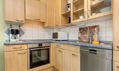 Die Küchenzeile ist komplett mit Geschirrspüler, Mikrowelle, Geschirr etc. ausgestattet.