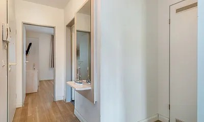 Der Flur mit Garderobe und Blick in das größere Schlafzimmer.