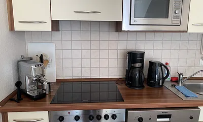 Filterkaffeemaschine+ Wasserkocher mit Toaster im Schrank