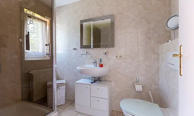 Bad mit Dusche und WC