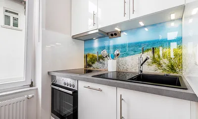 Die Küche ist mit Backofen, Geschirrspüler etc. ausgestattet.