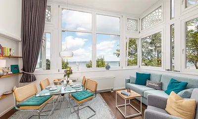 In der Loggia mit Meerblick ist der Wohn- und Eßbereich eingerichtet.