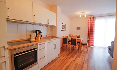 Kochbereich mit Backofen und Geschirrspüler