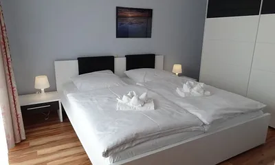 Schlafzimmer mit Zugang zur großen Terrasse