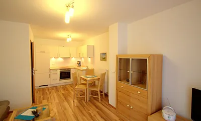 Wohn/Essbereich (Küche mit Geschirrspüler, Backofen...)