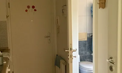 Eingang in die fewo  / Blick Wc und Dusche