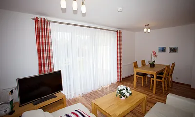 Wohnbereich-/Essbereich mit Zugang zur großen Terrasse