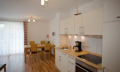 Wohnküche mit einem großen ausziehbaren Esstisch