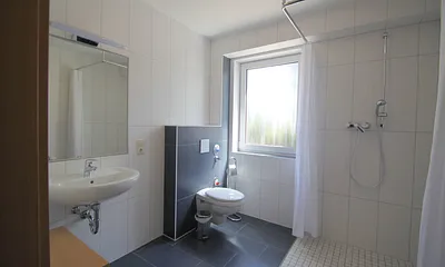 Bad mit ebenerdiger Dusche und Fenster