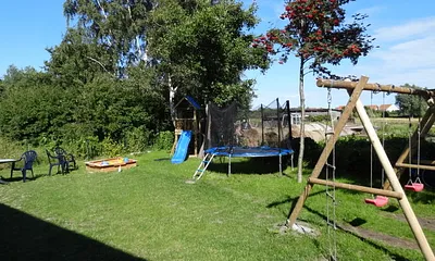 Spielplatz hinter dem Haus