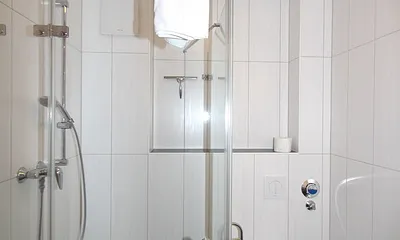 Bad mit ebenerdiger Dusche inneliegend