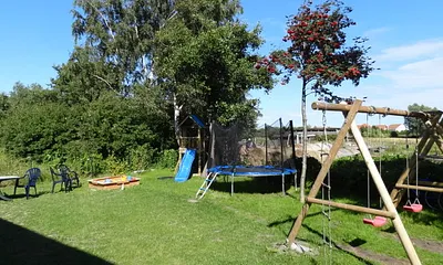 Spielplatz hinter dem Haus