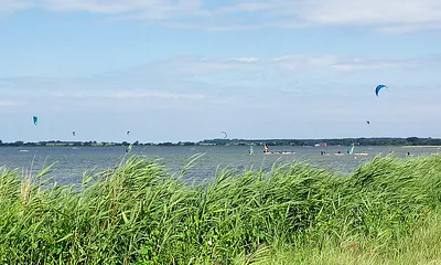 Surfer über den Wieker Bodden