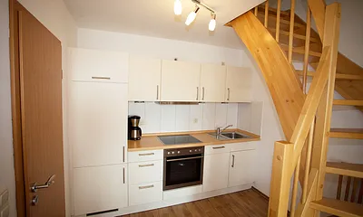 Küche mit Geschirrspüler und Backofen