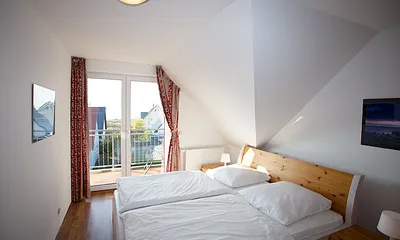 Schlafzimmer 1 mit Blick vom Balkon
