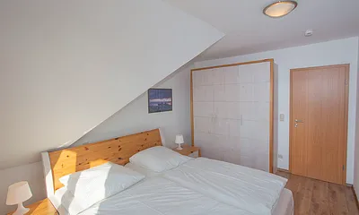 Schlafzimmer 1