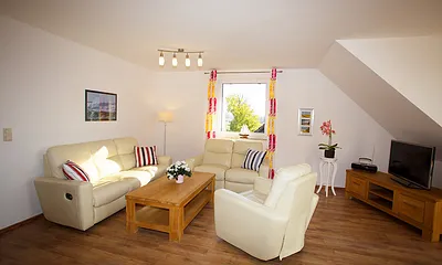 Großzügiger Wohn-/Essbereich mit großem Flachbild TV, Balkon mit Blick auf das Wasser