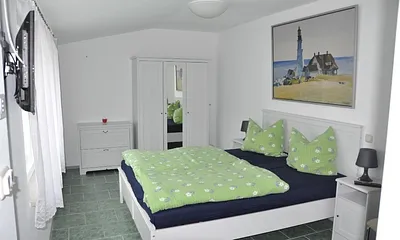 Schlafzimmer mit 2. Fernseher und elektrischem Rollladen