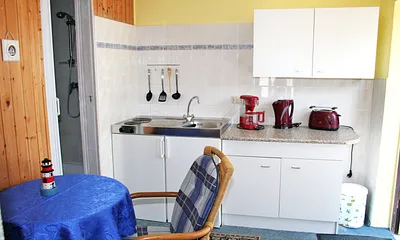 Miniküche mit 2-Plattenherd, Kaffeemaschine, Wasserkocher, Toaster, Kühlschrank und Geschirr