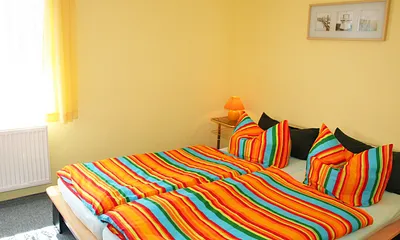 Schlafzimmer mit Doppelbett und Kleiderschrank