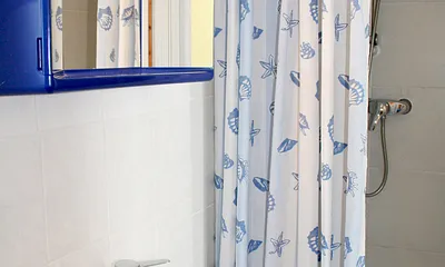 Bad mit Waschbecken, Dusche und WC