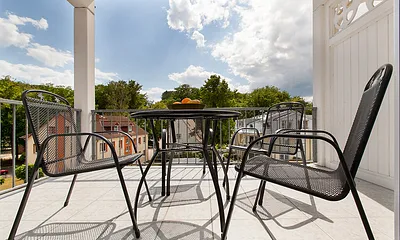 Der möblierte Balkon ist sonnig nach Süden ausgerichtet.