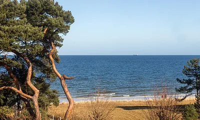 ... des traumhaften Meerblicks aus der bodentief verglasten Loggia.