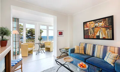 Das Wohnzimmer hat u.a. einen großen Flachbild-TV mit Kabelanschluß. Die Couch kann für eine Aufbettung genutzt werden.