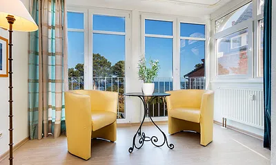 Hier sehen Sie die Loggia, von der aus Sie die Sicht auf die Ostsee und die Seebrücke von Binz genießen können.