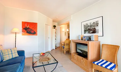 Hier der Blick Richtung Eßbereich und Küchenzeile.