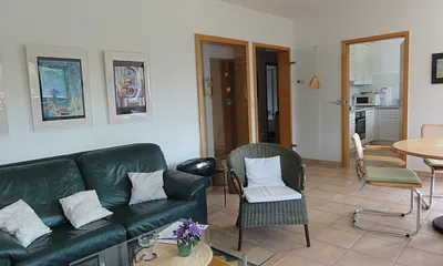 Wohnzimmer mit Blick zur Küche und Flur