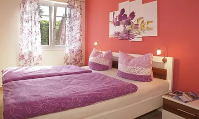 Schlafzimmer mit Doppelbett