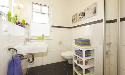 geräumiges Duschbad mit Fenster