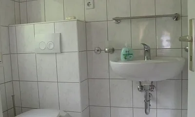 Zwei Bäder mit Dusche