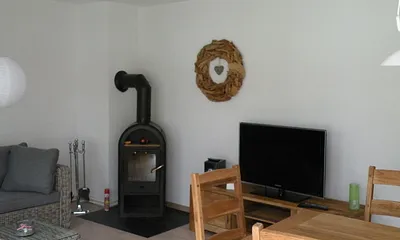 Wohnzimmer mit Essecke & Kamin