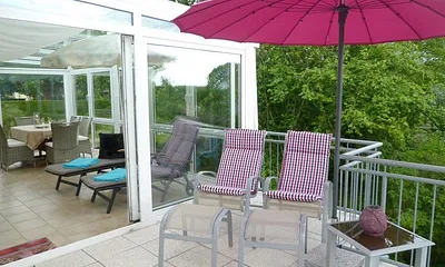 Riesiger Wintergarten mit Relaxliegen und traumhafter Terrasse mit bequemen Stühlen, nach Süden und Westen orientiert