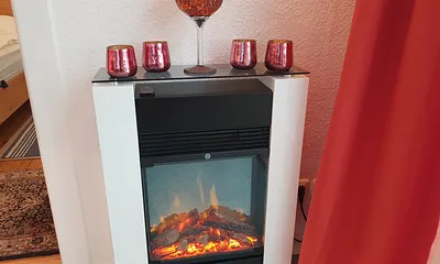 Elektrisches Kaminfeuer mit tollem Flammeneffekt sorgt für kuschelige Atmosphäre