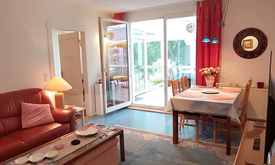 Helles Wohnzimmer mit Weitblick in den großen Garten mit großen und wunderschönen Bäumen