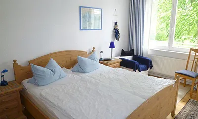 Großes Schlafzimmer mit Echtholzmöbeln aus Pinie und sehr hochwertigen Matratzen