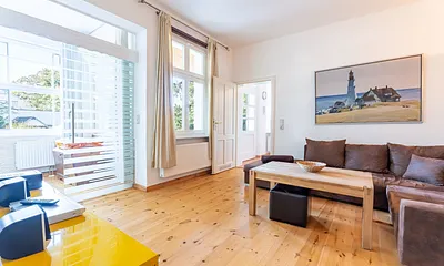 Wohnzimmer mit Couch 