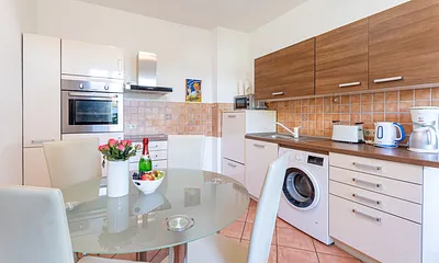 Küchenblock mit Geschirrspüler, Herd, Waschmaschine und Kühlschrank