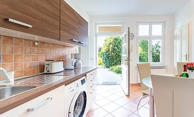 Küchenblock mit Geschirrspüler, Herd, Waschmaschine und Kühlschrank