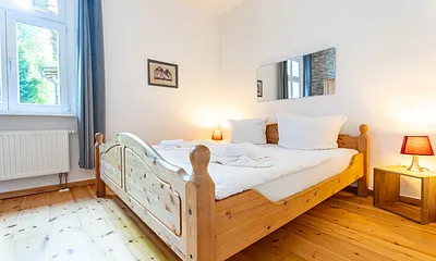 Schlafzimmer mit Doppellbett (180x200)