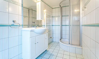 Bad mit Dusche und WC